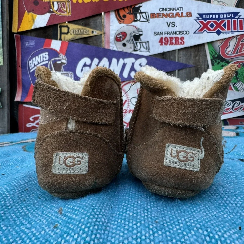 Size 4/5 - UGG KIDS WINTER BOOTS S/N 10071001‎